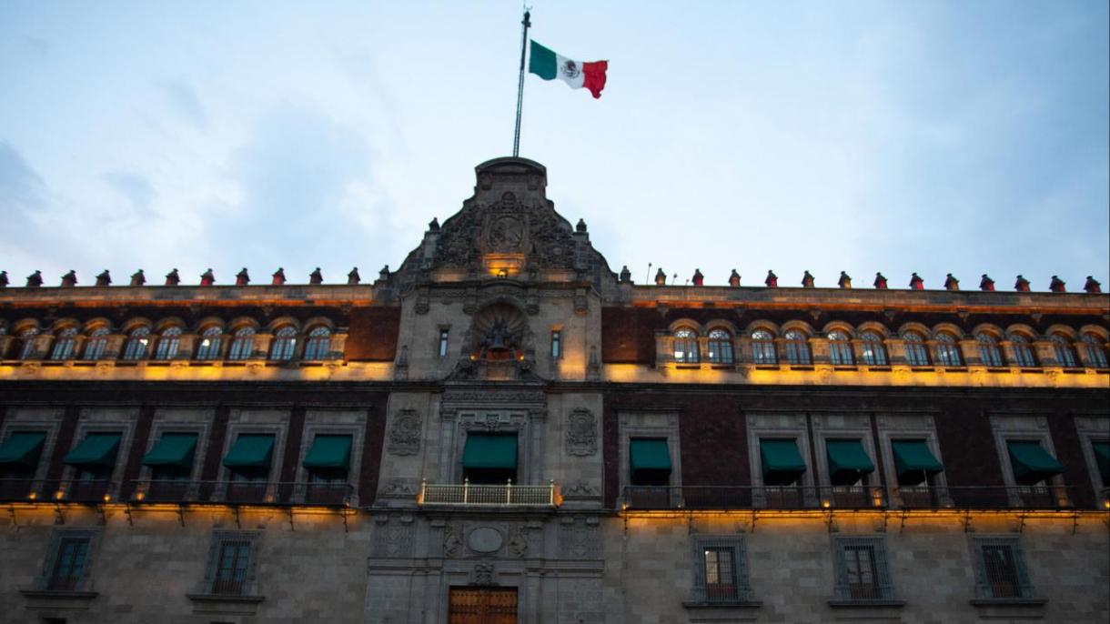 Estudiantes de Ayotzinapa derriban una puerta del Palacio Nacional cuando Obrador estaba adentro