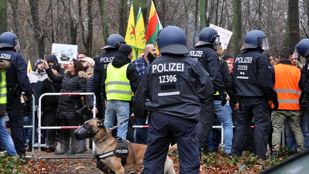Policía alemana interviene con perros en los partidarios del PYD/PKK en Berlín