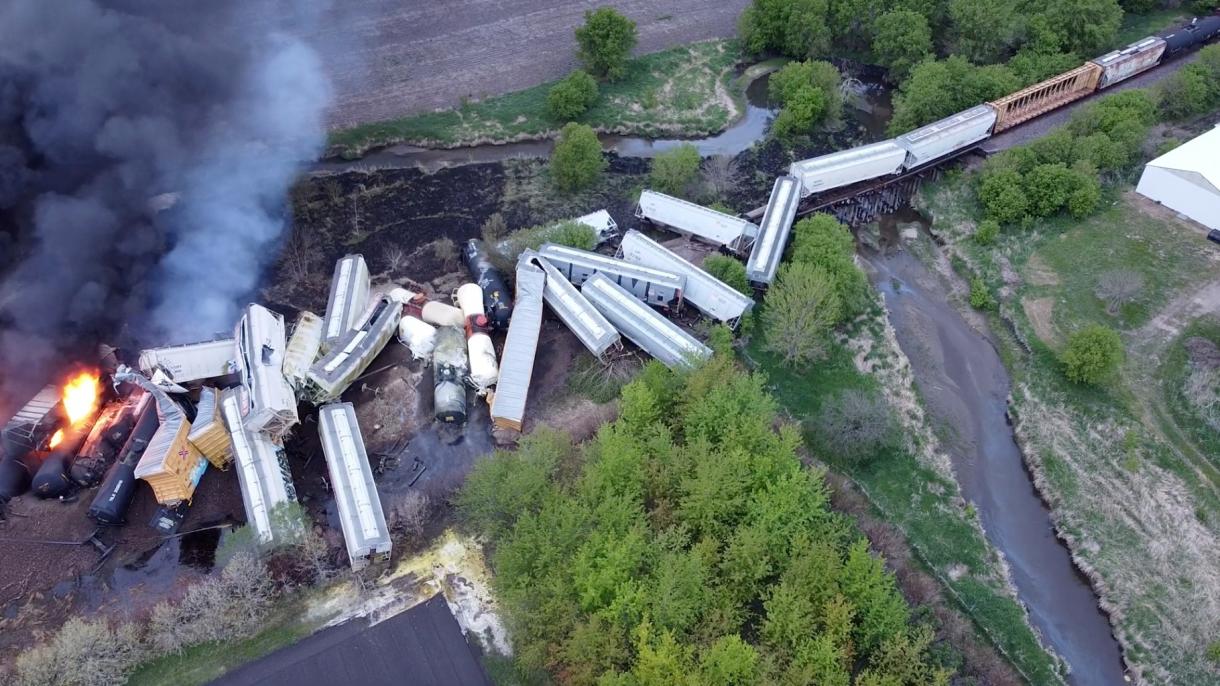 АКШнын Айова штатында жүк ташуучу поезд рельстен чыгып өрттөндү