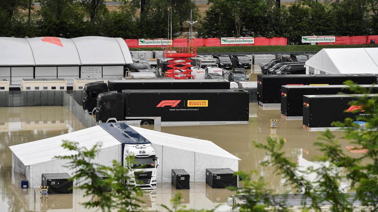 "Formula 1" yarışına su basu qomaçawladı