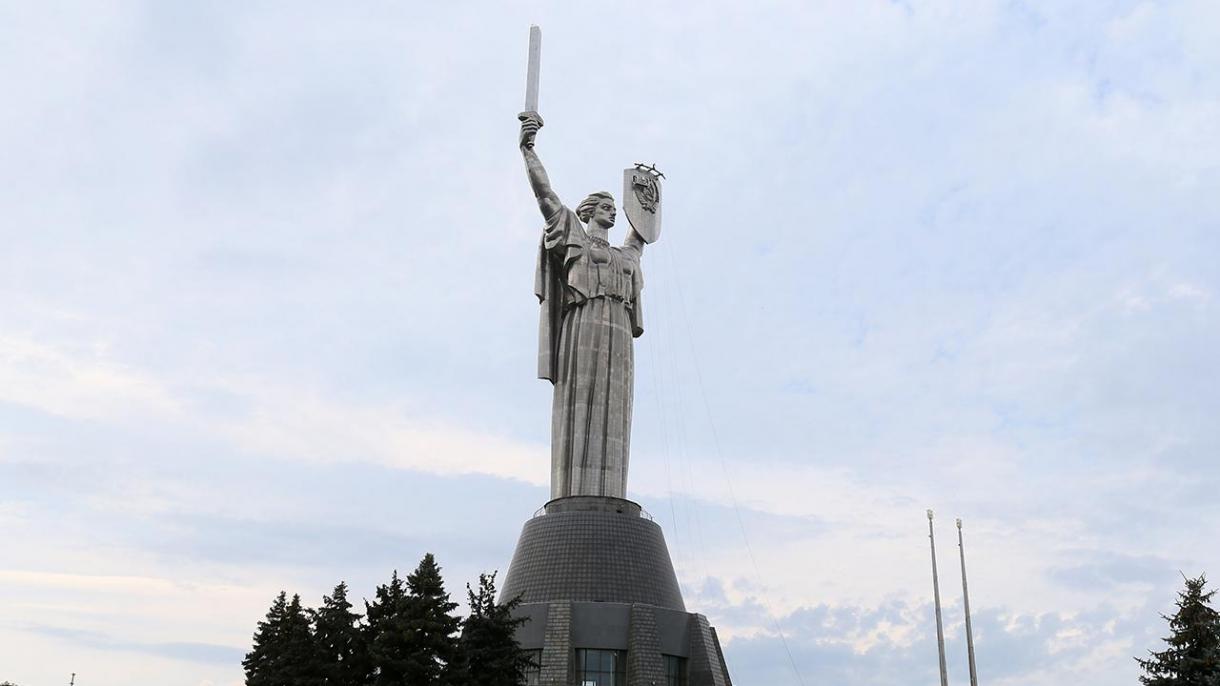 Съветският герб от паметника на Родината в Киев ще бъде заменен с украински тризъбец...