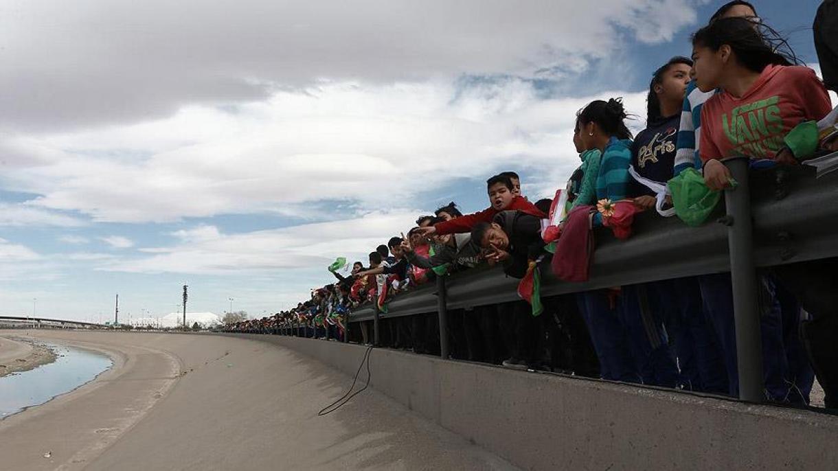 Forman "muro humano" en frontera en protesta por política migratoria de Trump