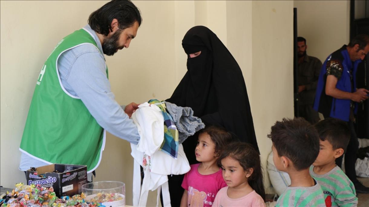 توزیع لباس میان کودکان یتیم در منطقه عملیاتی چشمه صلح