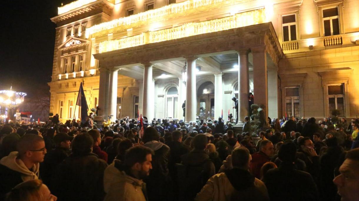 Демонстранти нападнаха общинското управление в Белград...