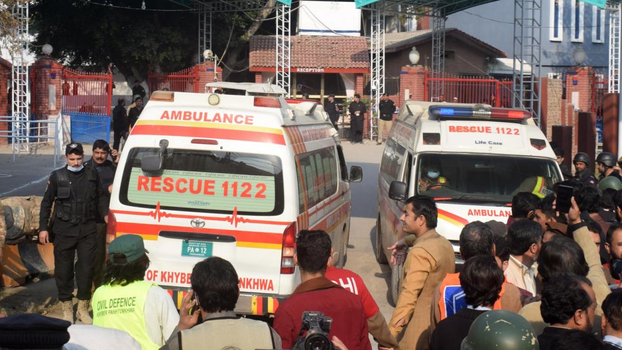 Pakistan sale il bilancio delle vittime dell'esplosione in una moschea