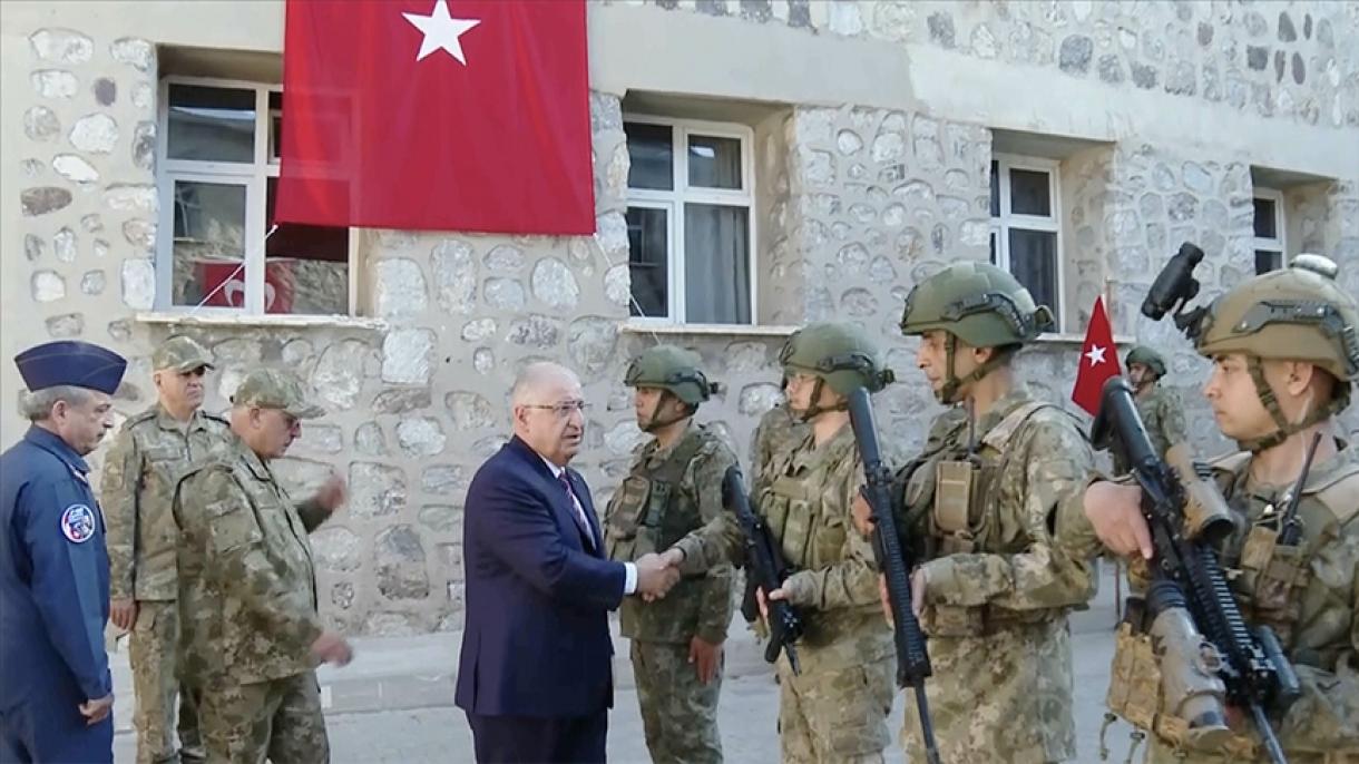 وزیر قومی دفاع  یشار گیولر نے عراقی سرحد پر ترک فوجیوں کے ساتھ عید منائی