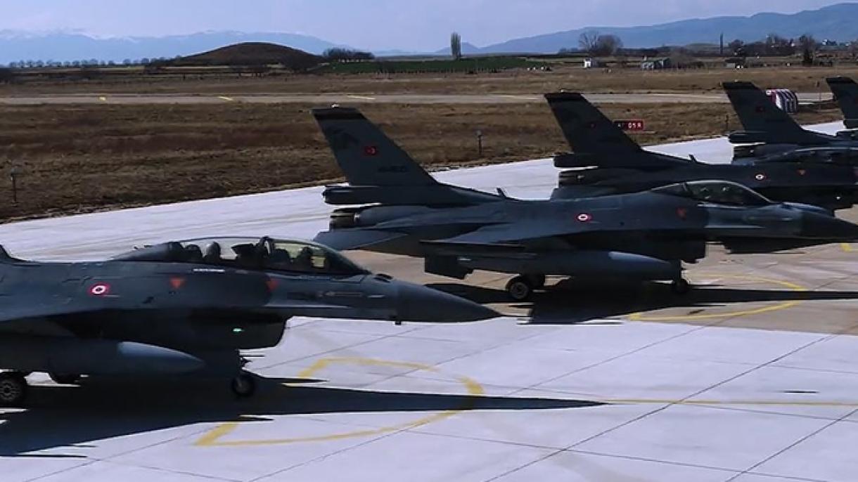 土耳其国防部分享战机准备飞行的画面