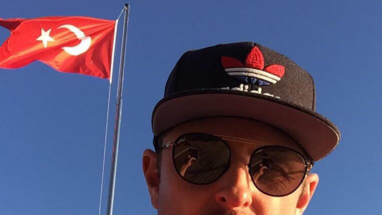 Justin Rose, campeão olímpico de golfe, publica sua foto com a bandeira turca