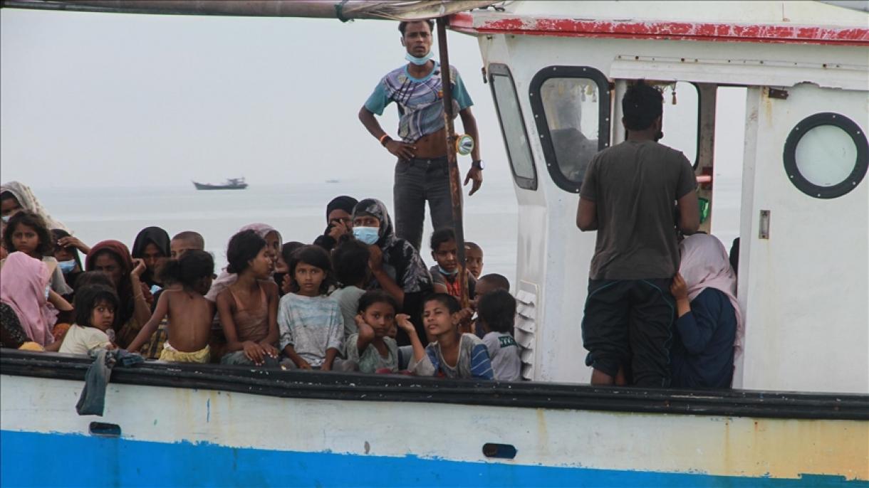 Al menos 15 personas mueren después de que un barco naufragara frente a la costa de Indonesia