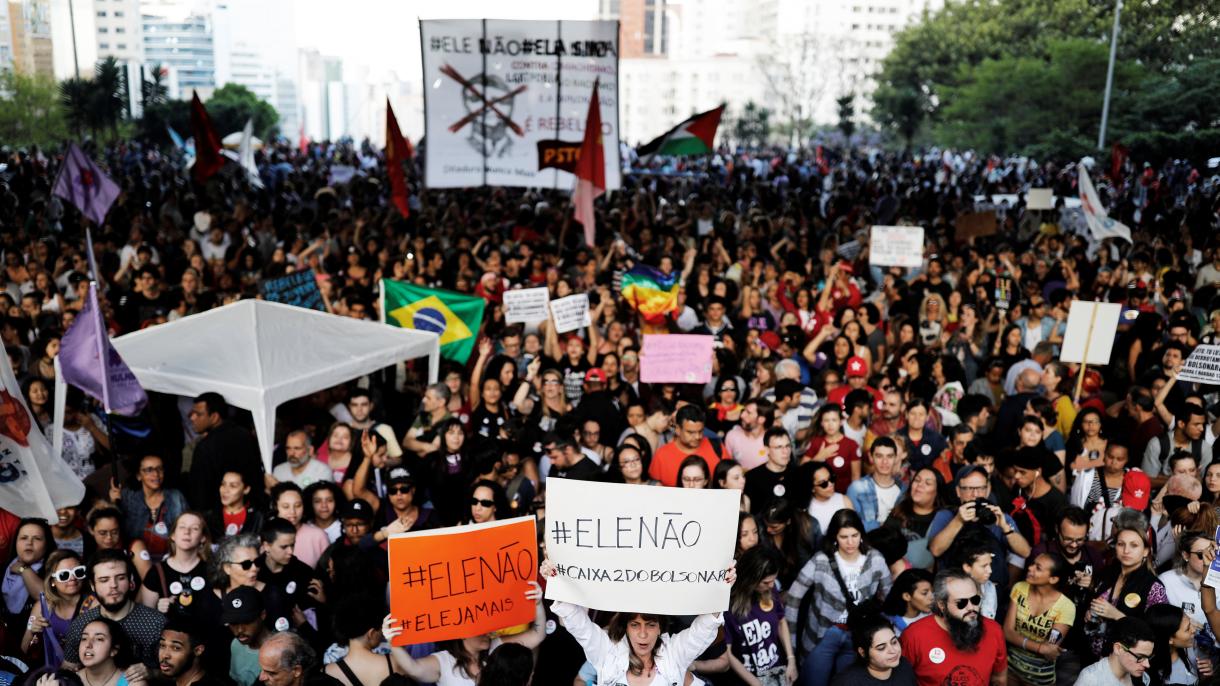 Mulheres saem às ruas para protestar contra Bolsonaro no Brasil