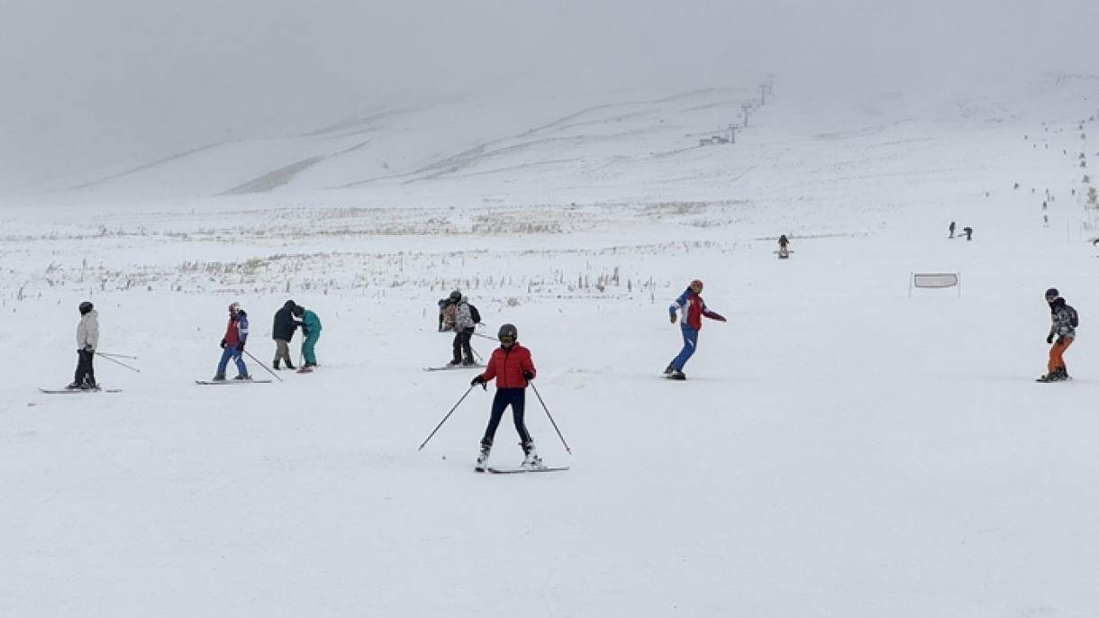 土耳其埃尔吉耶斯滑雪中心迎来大批游客