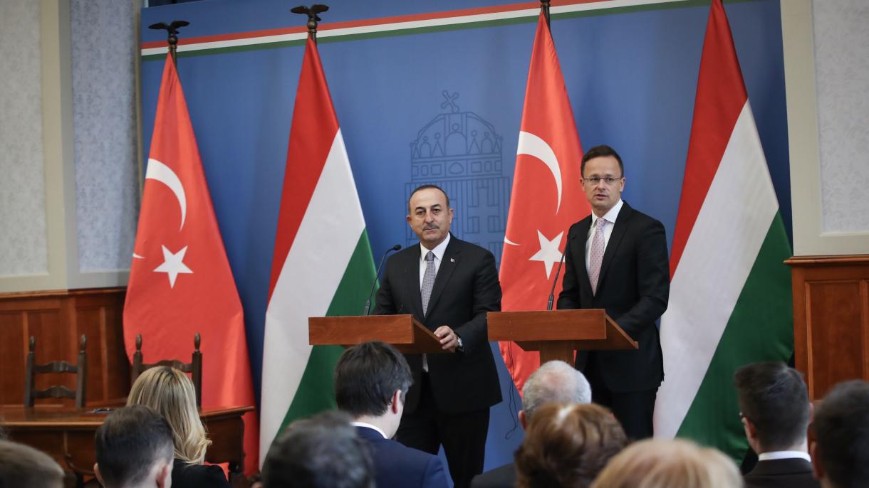 Daşary Işler Ministri Çawuşogly, Wengriýaly Kärdeşi Bilen Telefon Arkaly Söhbetdeşlik Geçirdi