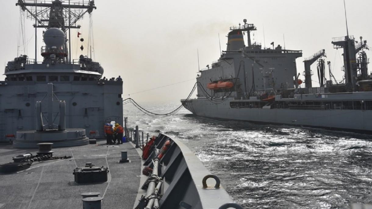 美国战舰在阿拉伯海为土耳其护卫舰提供燃料补给