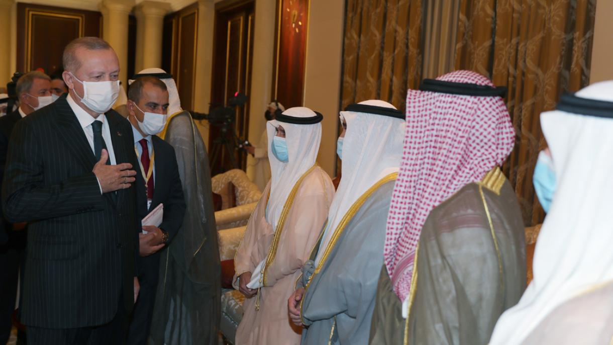 Erdogan përfundon vizitën e ngushëllimit në Kuvajt dhe kalon në Katar