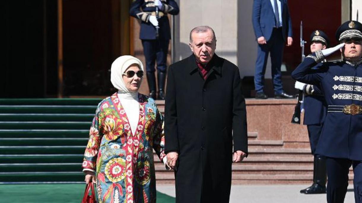 Emine e Recep Tayyip Erdogan pubblicano messaggi di augurio in occasione dell'Eid al-Fitr