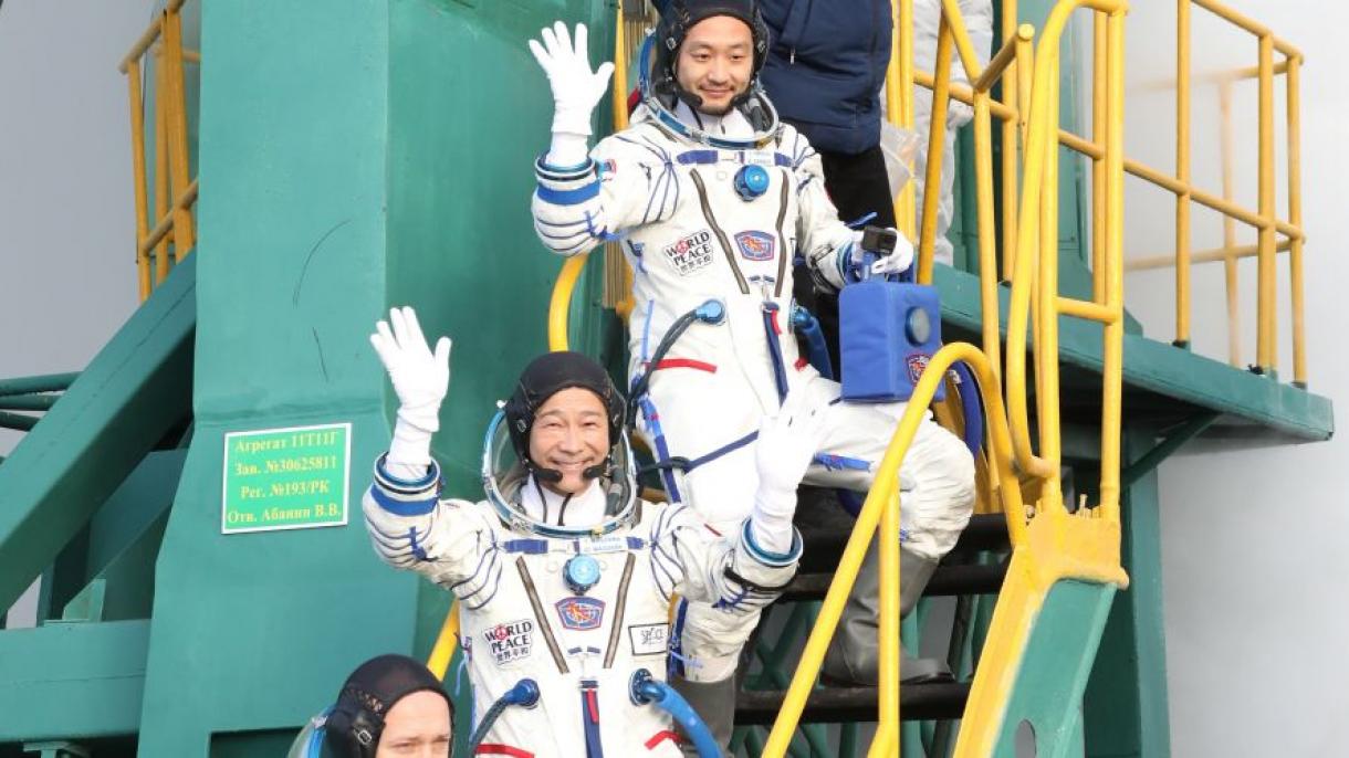 Япониялык миллиардер Маэзава жана анын жардамчысы космоско учту