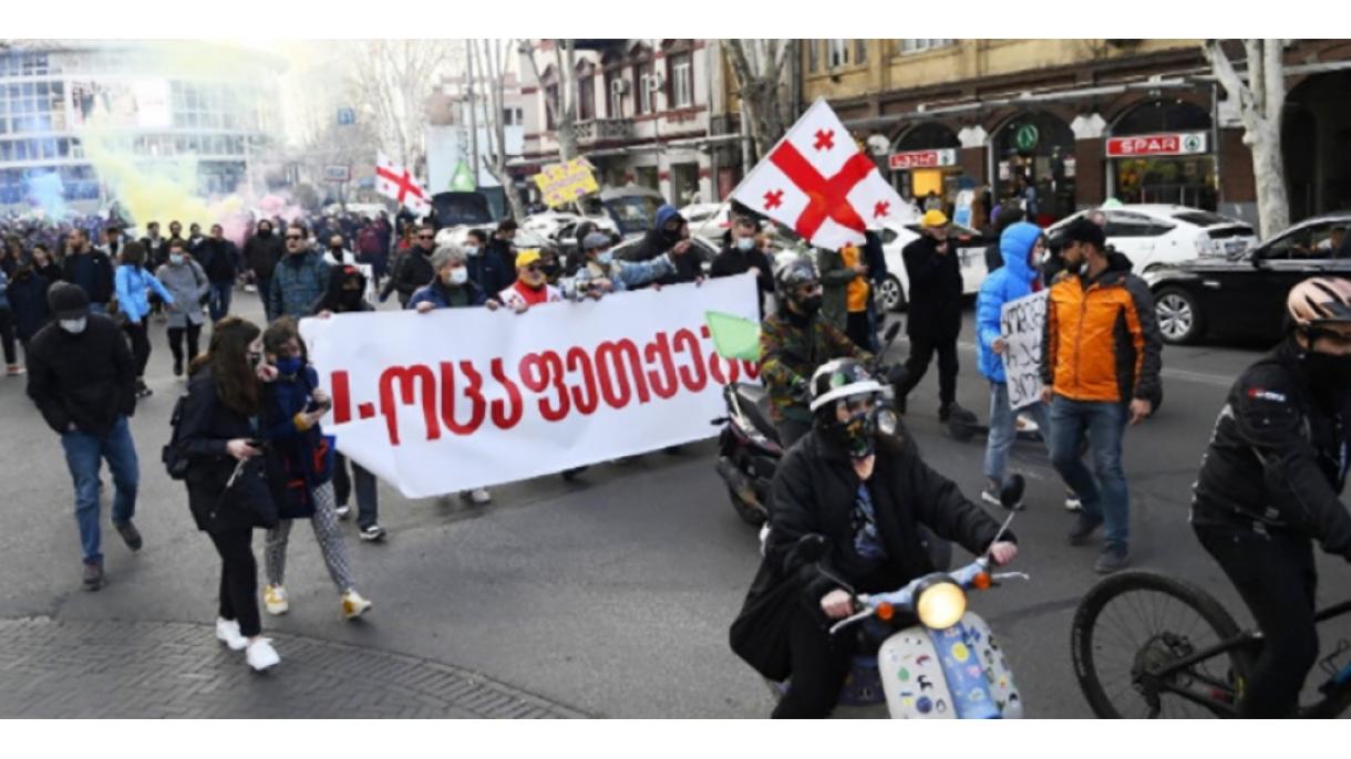 Gruziýada koronawirus epidemiýasy sebäpli görülýän öňüni alyş çäreler protest edildi