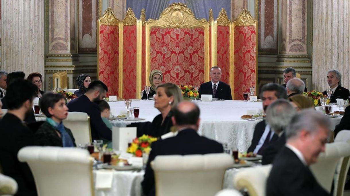 总统埃尔多安和夫人与艺术家们共进开斋饭