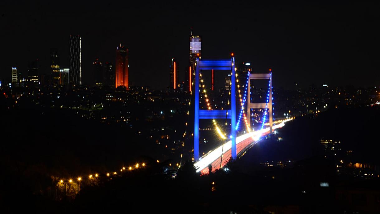 法提赫苏丹穆罕默德大桥亮起波黑国旗颜色灯光