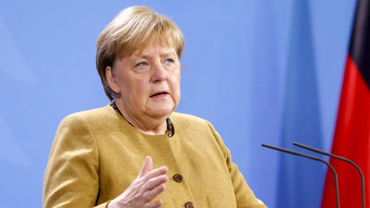 Merkel dice que el colapso financiero en Afganistán debe ser prevenido con ayudas internacionales