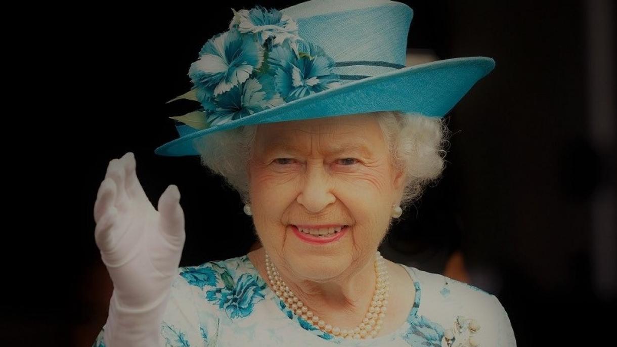 A rainha Elizabeth II reaparece pela primeira vez desde o início do confinamento