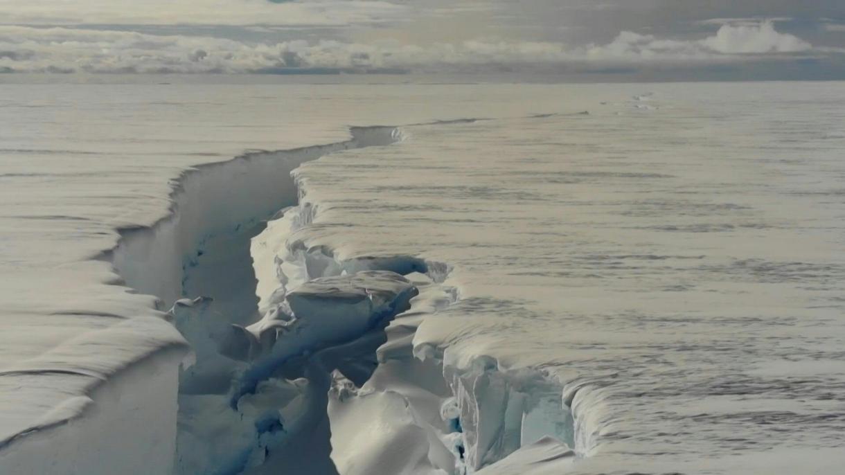 انٹارٹیکا میں برف کا ایک بڑا ٹکرا برفانی پہاڑوں سے جدا ہو گیا
