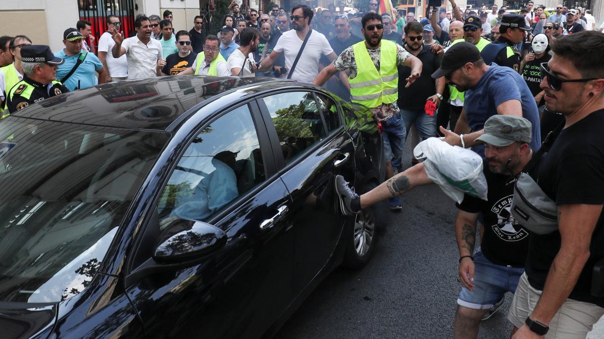 Uber y Cabify suspenden temporalmente su actividad en Barcelona tras agresiones