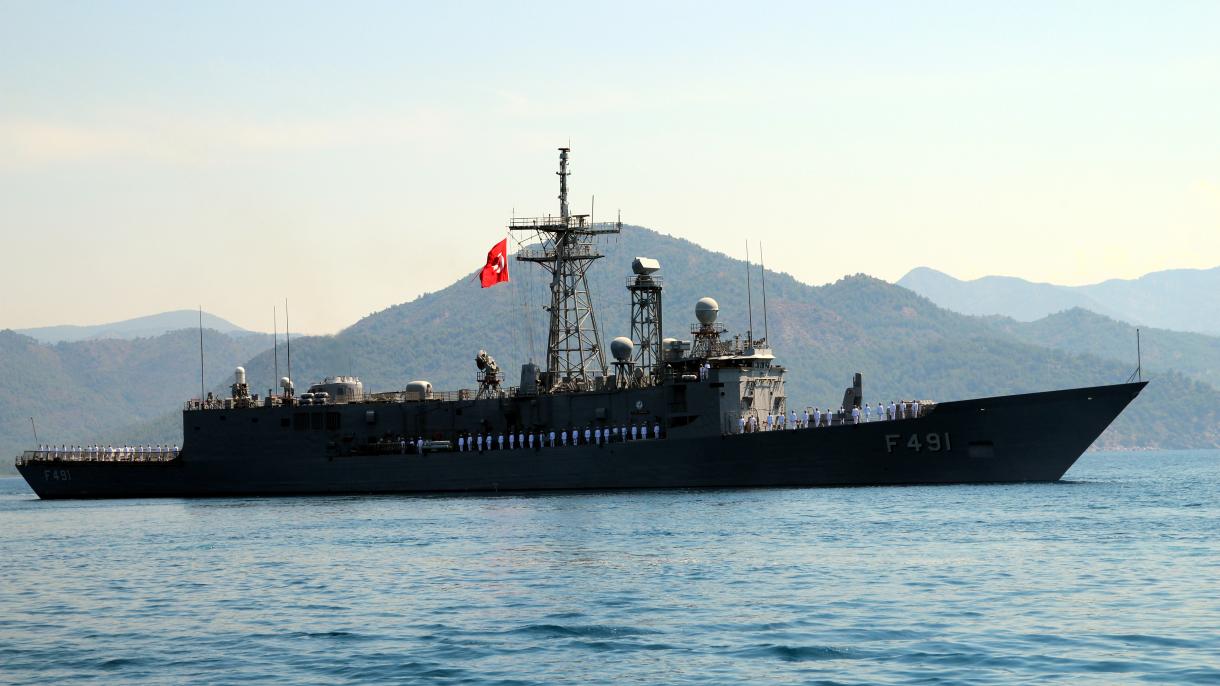 Fregata turke në ndihmë të anijes tregtare greke në Gjirin e Adenit