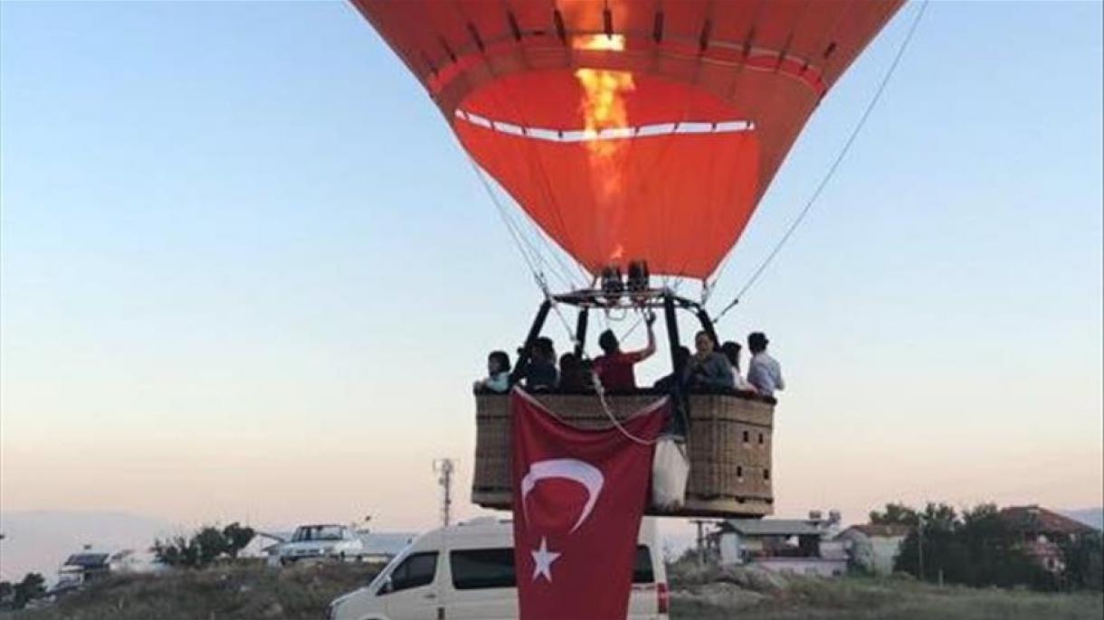 پرواز بالون‌ها برای بزرگداشت 15 جولای در دنیزلی ترکیه