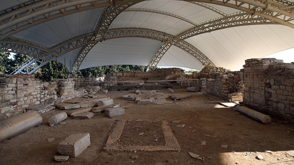 Encuentran un esqueleto de mujer en las excavaciones históricas de Kadıkalesi en Aydın