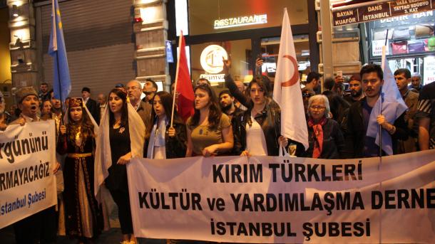 İstanbulda Qırım sörgene protestı