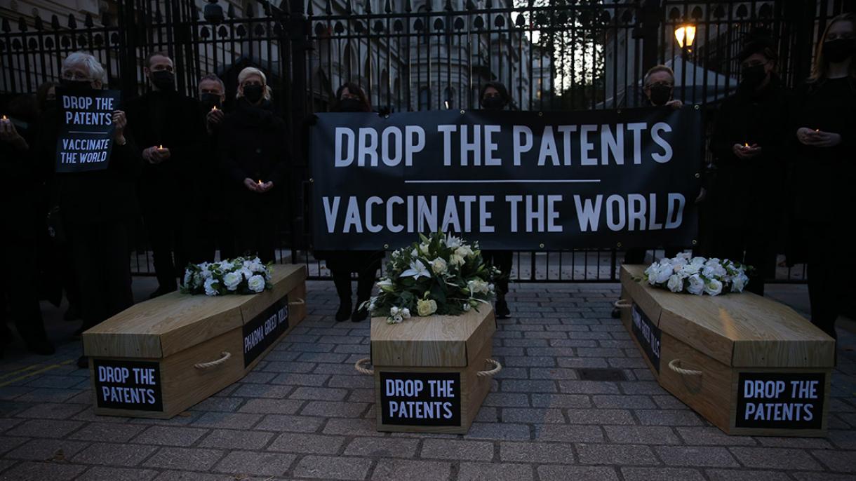 英国人抬棺抗议新冠疫苗专利