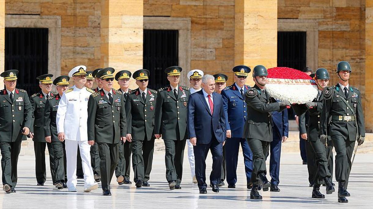 El primer ministro y miembros del Consejo Supremo Militar visitan el Mausoleo de Atatürk