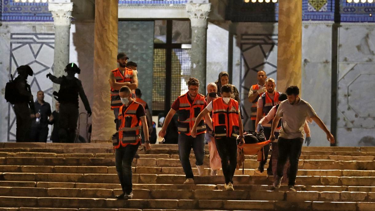 Η ισραηλινή αστυνομία επιτέθηκε στους Παλαιστινίους νέους στο Τέμενος Αλ Άκσα
