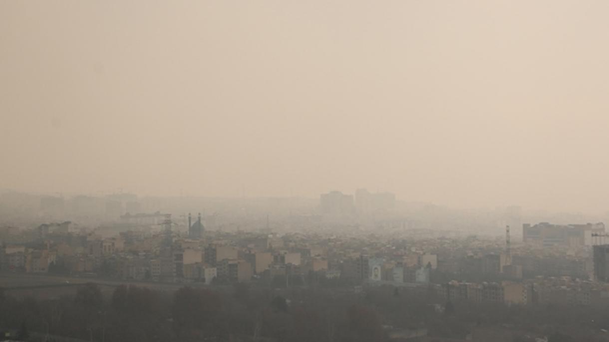 伊朗多地空气污染严重 学校停课