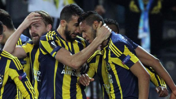 Mehmet Topal dá vida ao Fenerbahçe