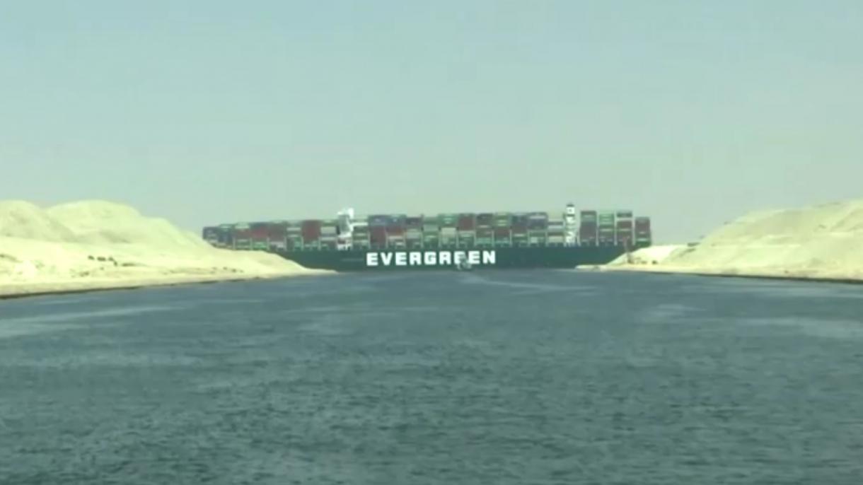 Egito pede indenização por danos causados ​​por navio encalhado no Canal de Suez