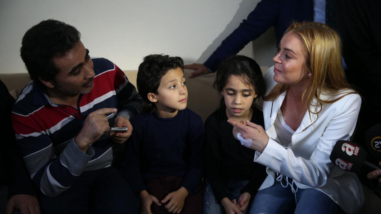 Lindsay Lohan vuelve a visitar a la familia refugiada siria en Estambul