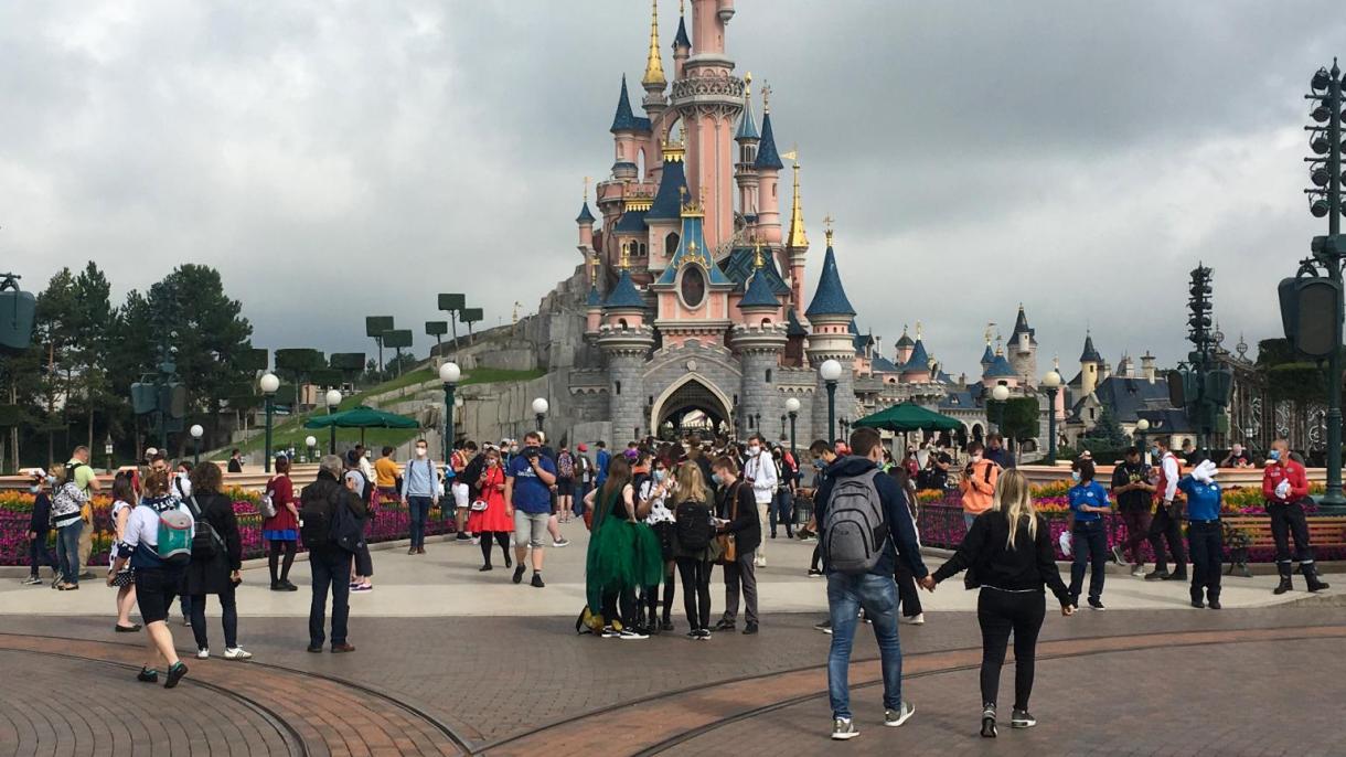 super foto fransa korona disneyland.jpg