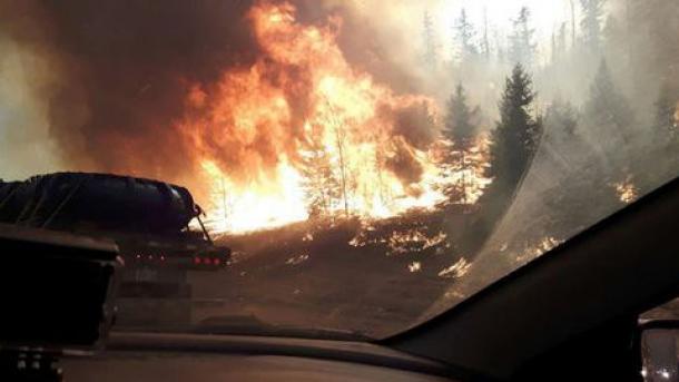 加拿大阿尔伯达州发生火灾仍未得到控制