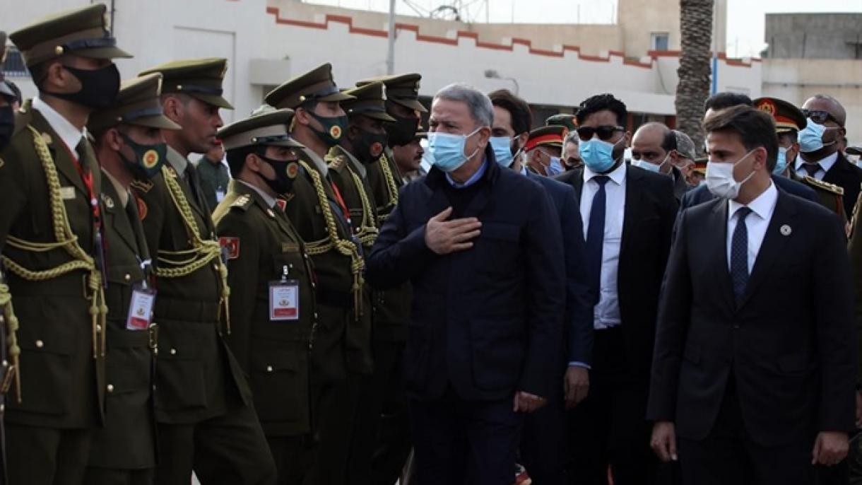 Akar y su delegación participaron en la ceremonia de graduación de la Academia Militar de Libia