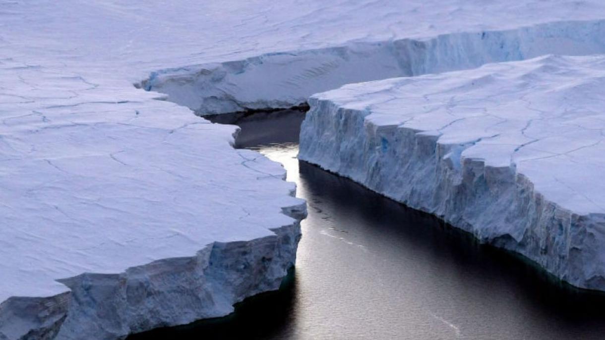 脱离南极拉森C冰架的超大冰山面继续漂移