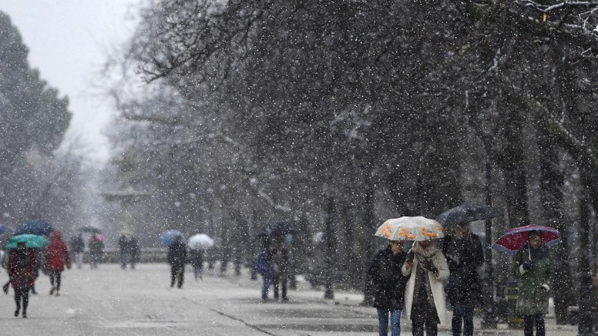 Nieve corta 400 carreteras, retrasa aviones y deja 50.000 alumnos sin clases