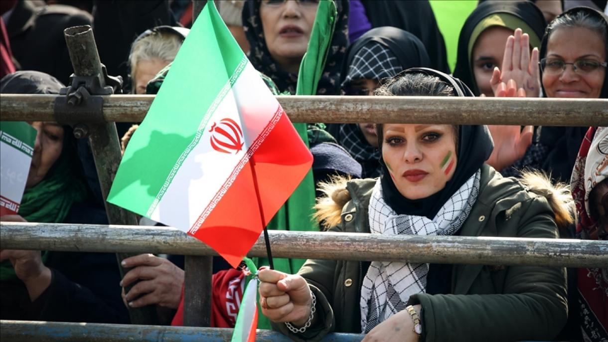 ایران انقلابی نینگ ییل لیگیده یوزلب کیشی جمهور باشلیغی روحانی گه قرشی شعارلر بیردی