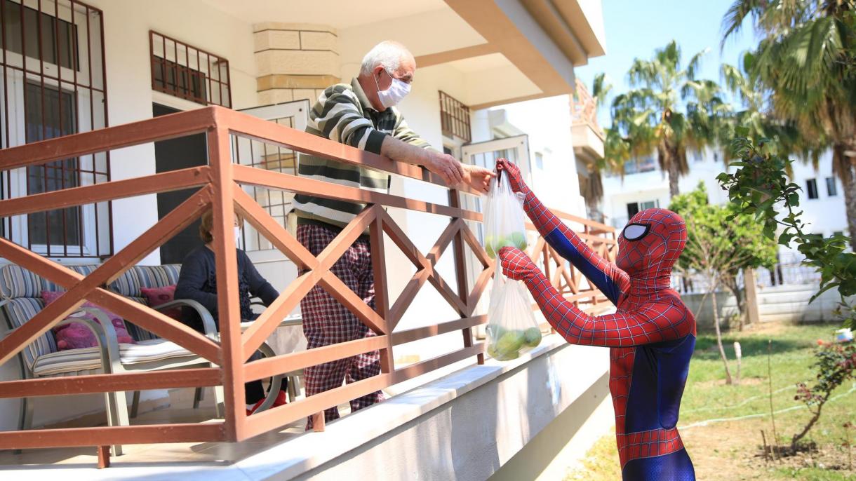 O Homem-aranha turco ajuda os idosos durante as restrições impostas por causa do coronavírus