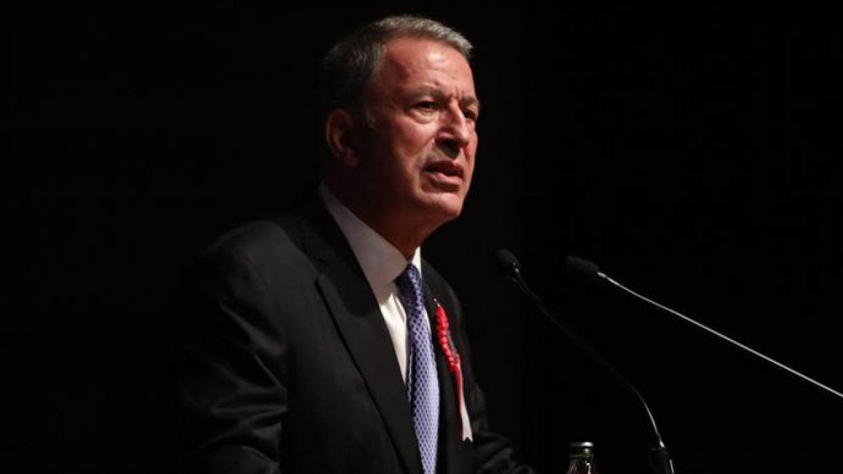 Hulusi Akar ha enfatizado la firmeza antiterrorista en su mensaje de la Fiesta de la República