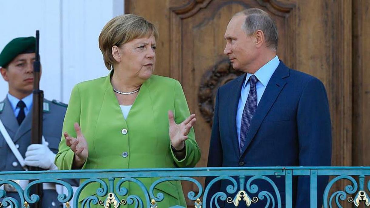 Merkel telefonon egyeztetett Putyinnal