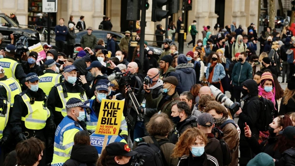 برطانیہ: احتجاجی مظاہرے، بیسیوں مظاہرین کو حراست میں لے لیا گیا
