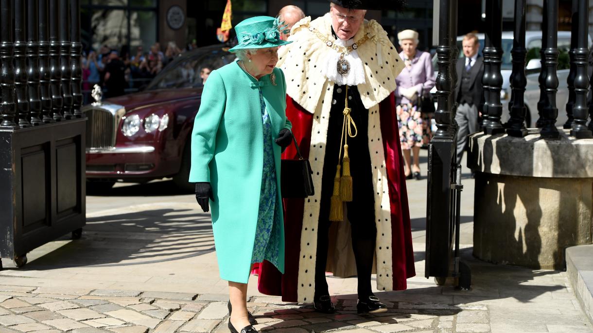 La reina Isabel II podría ceder el trono