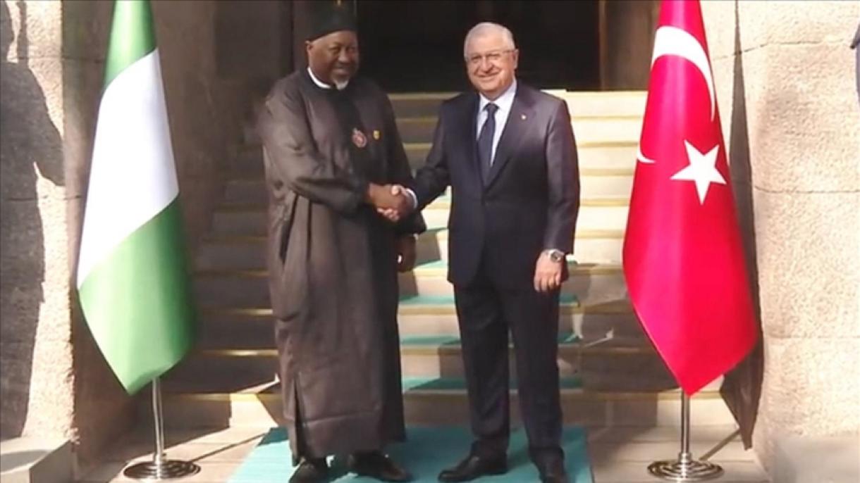 Ministro da Defesa Guler reuniu-se com o Ministro da Defesa nigeriano